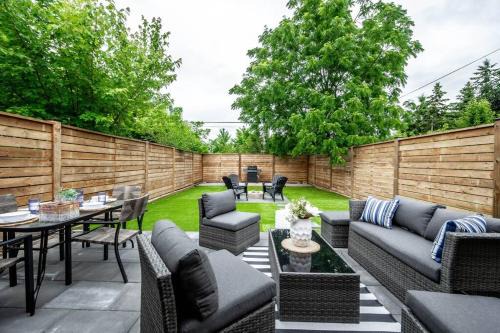 Niagara Falls House | Luxury Stylish Home, Walk to Falls, Fire Pit&More