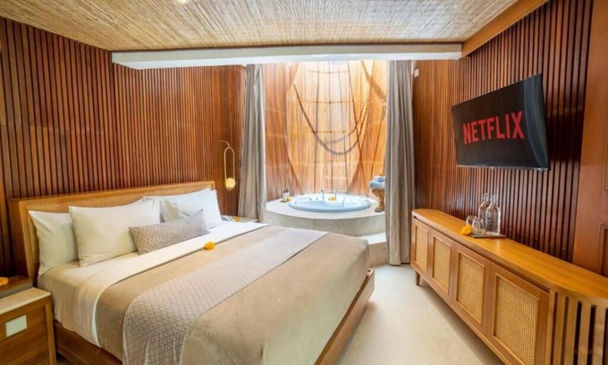Kerobokan Villa | Luxury Suite Room w/Jacuzzi in Seminyak