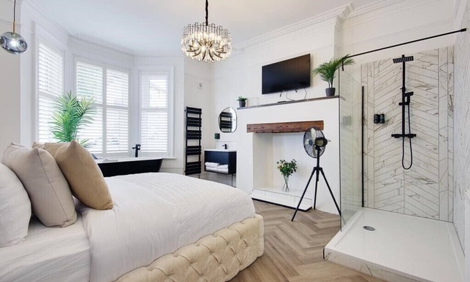 Westbourne Apartment | Luxury Suite with Private Bathroom - Beckett Suite