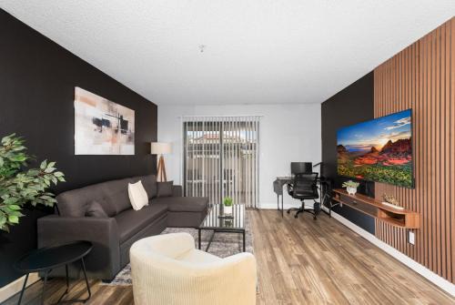Tempe Apartment | Luxury Tempe Retreat Pool Gym WiFi