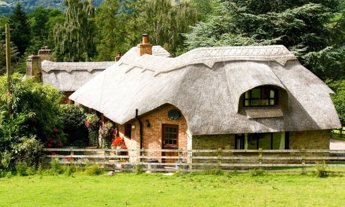 Hulland Ward Cottage | Luxury, Thatched Picturesque Holiday Cottage, Garden Overlooking Rolling Fields