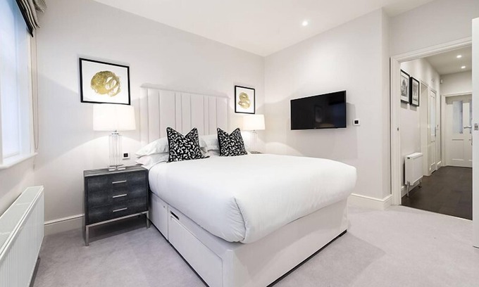 Ravenscourt Park Apartment | Luxury Three Bedroom - Flat 121 (Lower Ground Floor)
