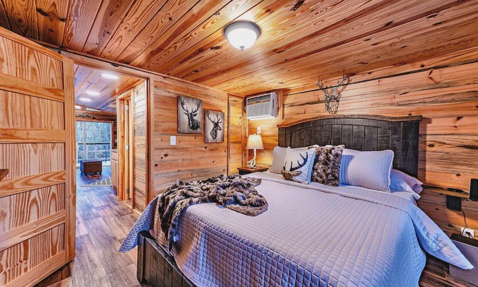 Broken Bow Cabin | Luxury TIN STAR TINY Cabin that Sleeps 8 in the Heart of Hochatown!