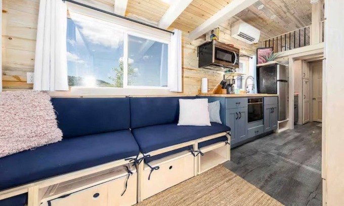 Montrose Cabin | Luxury Tiny Home/Base Camp to Ouray, Telluride/3 Queen beds/Washer & Dryer/Smart TV/Hot Tub Access/Patio w/Mountain Views/Fire Pit/11 mi to Airport