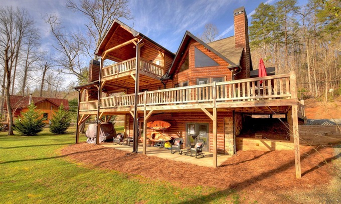 Mineral Bluff House | Luxury, Toccoa River Front, Fishing, 3 Fireplaces, Kayaks
