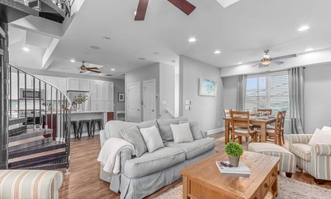 Northeast Virginia Beach House | Luxury Townhome 1 BLOCK from Beach, on Boardwalk