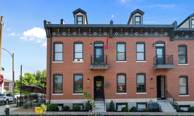 Benton Park House | Luxury Townhome with classic design and Smart Gym