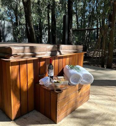 Tierpoort Apartment | Luxury Tranquil Treehouse & Hot Tub
