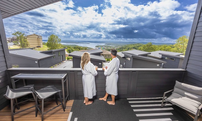 Branson Cabin | Luxury Treehouse Retreat with Private Hot Tub