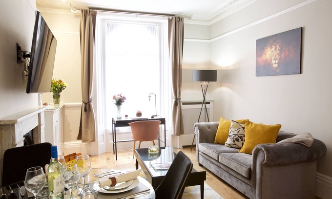Pimlico Apartment | Luxury two Bedroom Apartment Minutes From Victoria Station!
