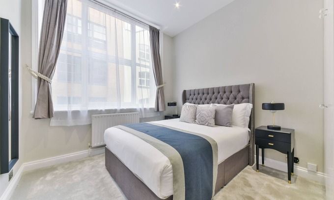 The City of London Apartment | Luxury two bedroom apartment minutes from Farringdon Station!