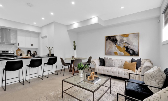Windsor Apartment | Luxury Unit Windsor (4-plex) 5 minutes to Ambassador Bridge