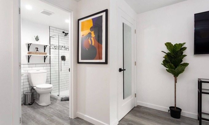 Ladera Heights Apartment | Luxury Studio 15 Mins to Beaches & LAX