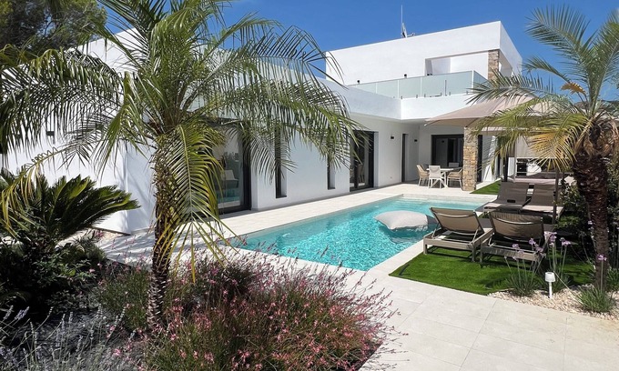 Cambrils Villa | Luxury vacation home for 8 people with heated saltwater pool, 450 m from the sea