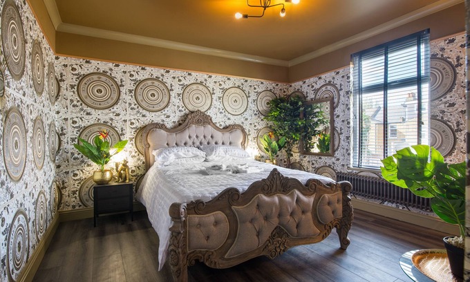 Leyton Apartment | Luxury Versace 1 Bed, Hot Tub, Pool Table, Sky Tv