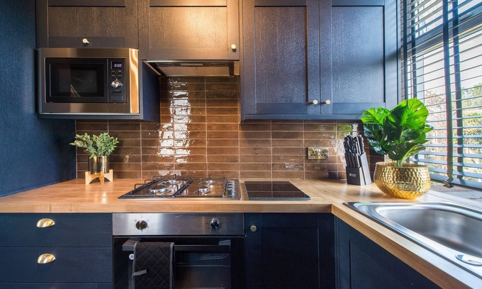 Leyton Apartment | Luxury Versace 1 Bed, Hot Tub, Pool Table, Sky Tv