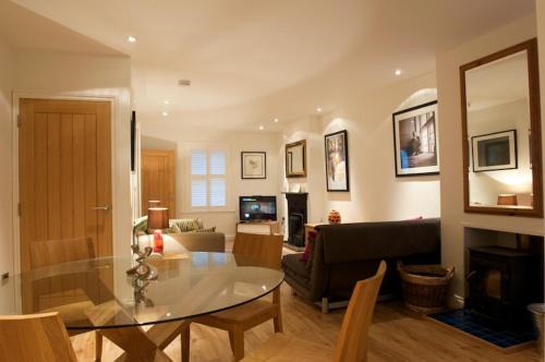Poole House | Luxury Victorian Cottage in quiet location by town centre and quay - log fires - full Virgin TV including sport and movies - fibre broadband - dog friendly