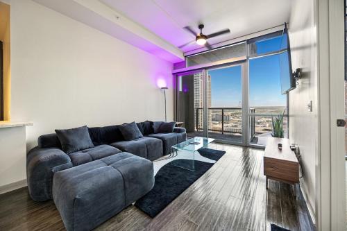 Uptown Apartment | Luxury Victory Park VYBE!