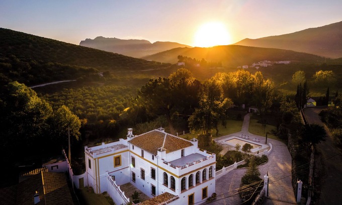 Zambra Villa | Luxury villa : 11 bedrooms and 7 bathrooms : Special for large groups and events.