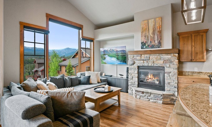 Bear Crossing House | Luxury Villa 745I Hot Tub I Great Views I Best Price I FREE Adventures Daily