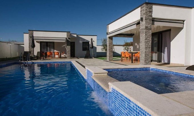 Trn Villa | Luxury Villa Blue Sky with Pool & Jacuzzi