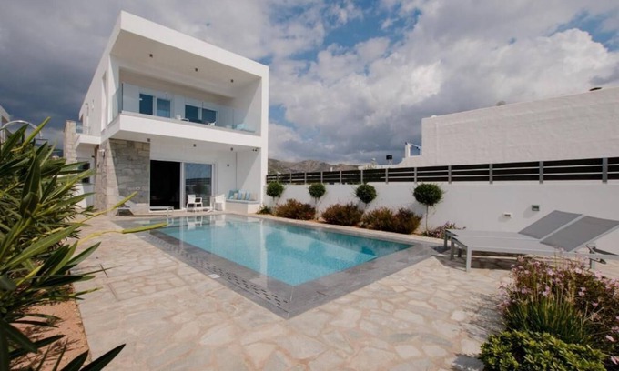 Makry Gialos Villa | Luxury villa for 6 people with pool in Makrigialos