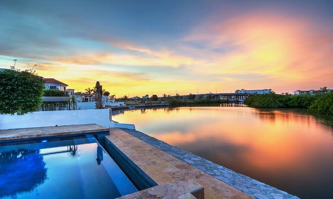 Marina el Cid Villa | LUXURY VILLA ON OCEAN WATERWAY AND PRIVATE INFINITY POOL