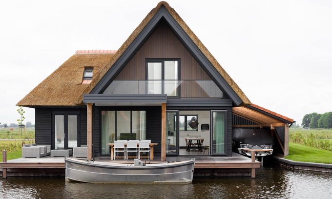 Ossenzijl Villa | Luxury Villa on the Water