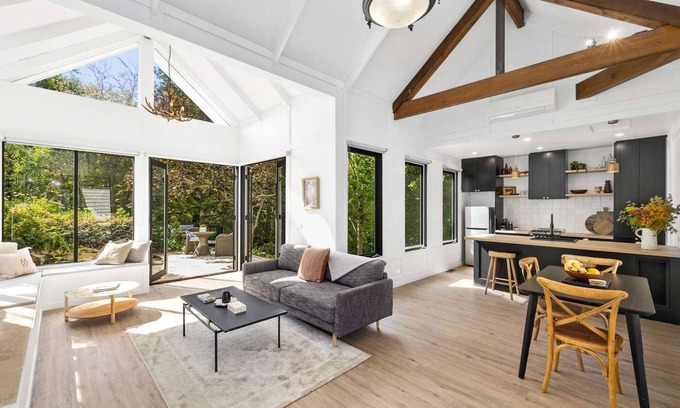 Daylesford Villa | Luxury Villa - simple stones throw from the lake