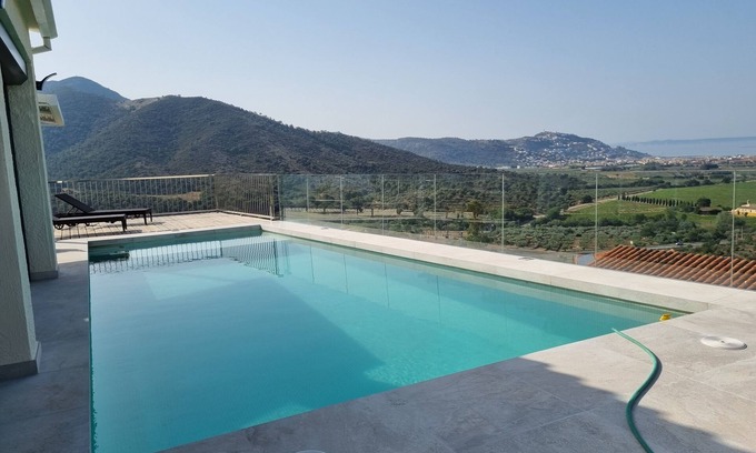 El Mas Fumats House | Luxury villa with breathtaking views of the bay and the Canigou mountains