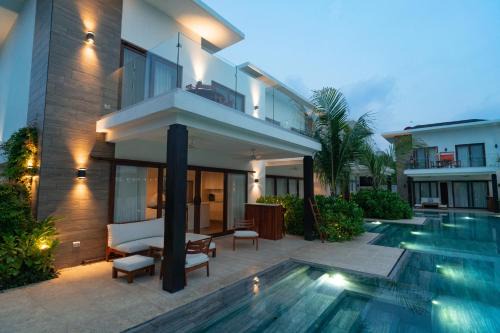 Monterrico Villa | Luxury Villa with Direct Pool Entry