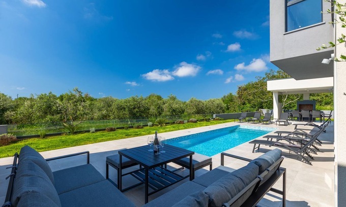 Liznjan House | Luxury villa with pool, barbecue area 1 km to the beach