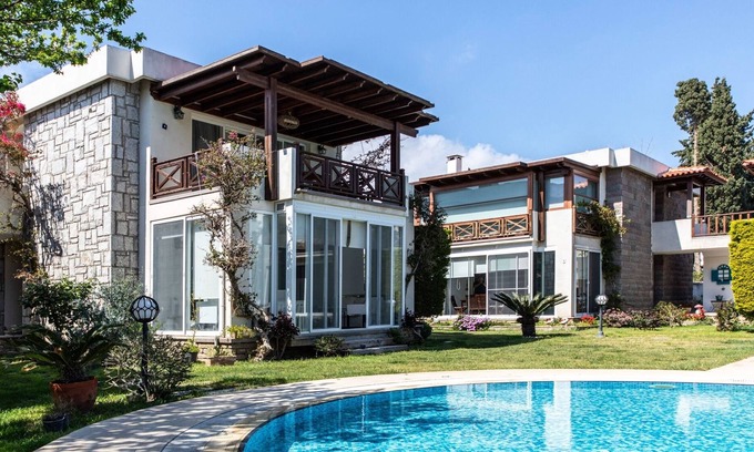 Yalı Apartment | Luxury Villa With Shared Pool in Bodrum Ortakent