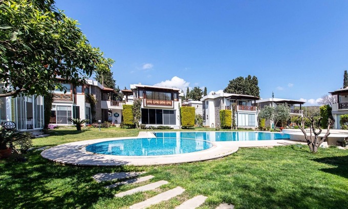 Yalı Apartment | Luxury Villa With Shared Pool in Bodrum Ortakent