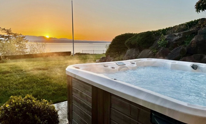 Broadview House | Luxury Water View 6BR Retreat with Hot Tub and Gym