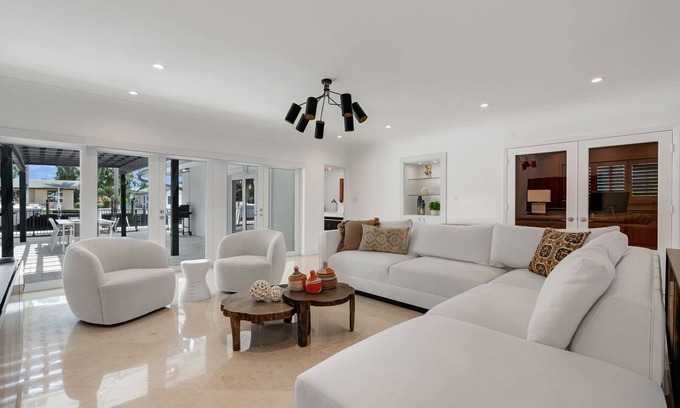 Harbor Beach House | Luxury Waterfront Villa! Harbor Beach, 5 min to the beach