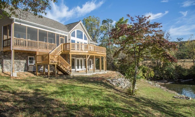 Dublin Cabin | Luxury Waterfront Home on Claytor Lake 5BS12