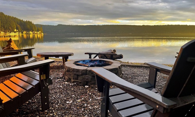 Tahuya House | Luxury Waterfront, King Beds, Arcade, Hot Tub, Firepit, Movie Projector