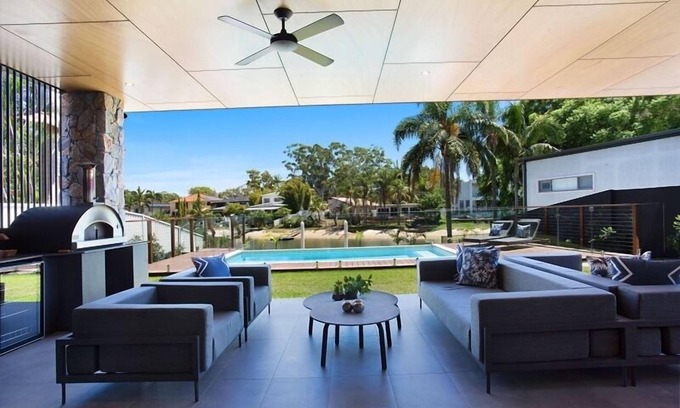 Broadbeach Waters House | Luxury Waterfront Living – Elegant 7-Bedroom Retreat in Broadbeach Waters