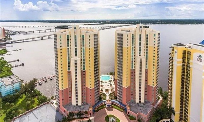 East 1st Street Condo | Luxury Waterfront Loft Condo