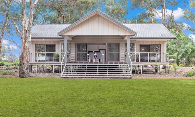 Echuca Village House | Luxury Waterfront Retreat on Murray River