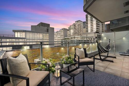 Bow Riverfront Apartment | Luxury Waterfront Suite with City Views and AC