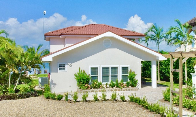 Placencia Villa | Luxury Waterfront Villa + FULL RESORT ACCESS! No sargassum!