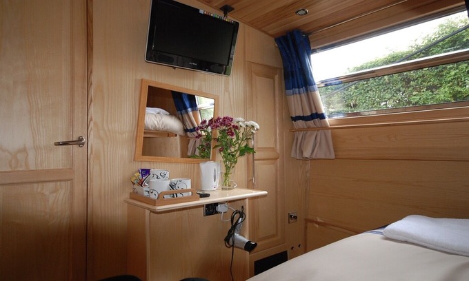 Hambleden Boat Rental | Luxury wide beam boat Henley-On-Thames, winner of 'Four In A Bed' Channel 4.
