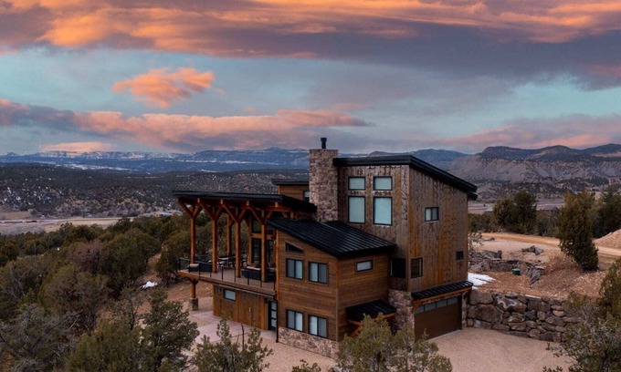Orderville House | Luxury Zion Retreat | Views, Hot Tub & Sleeps 14