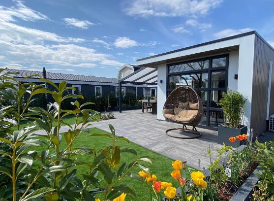 Lathum House | LUXUS Cube Ferienhaus Chalet am See mit Schwimmbad in Lathum NL