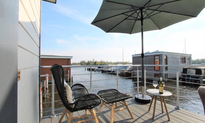 Municipality of Aalsmeer Apartment | Luxus Houseboat with Sauna and Whirlpool near Amsterdam