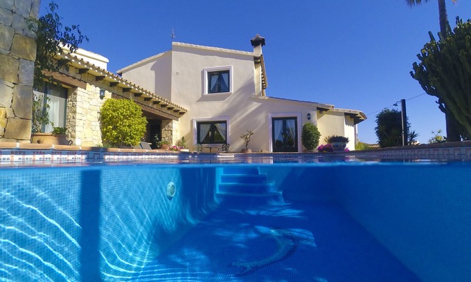 Moravit Villa | Luxusvilla with pool, few minutes to the beach