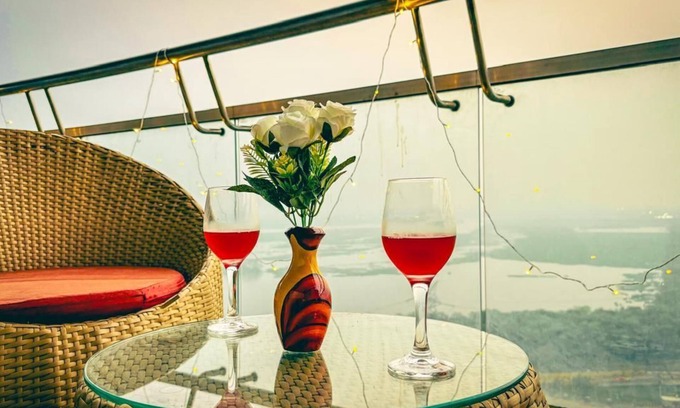Noida Apartment | LUXY 1-bedroom apartment with WiFi, AC in delightful Noida