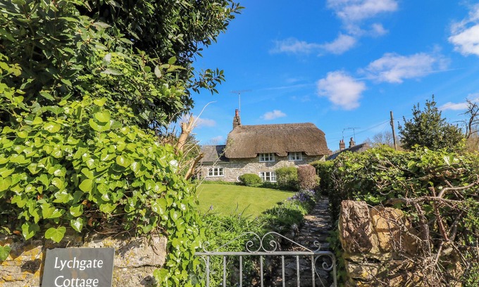 Holworth Cottage | LYCHGATE COTTAGE, pet friendly, with a garden in Osmington